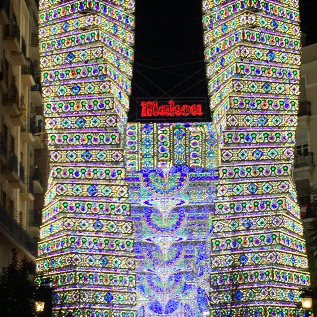 Iluminación en calle Sueca, Valencia en fallas.