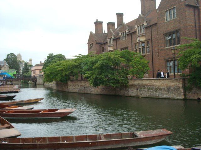Cambridge, vistas de las góndoles para practicar punting.