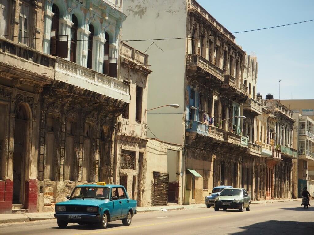 Calles de La Habana: la rehabilitación de muchas de ellas se entremezcla con otras todavía en estado original.