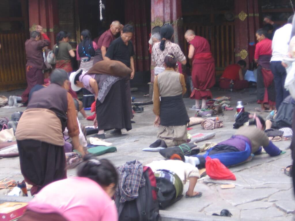 Rezos en la plaza de Lhasa