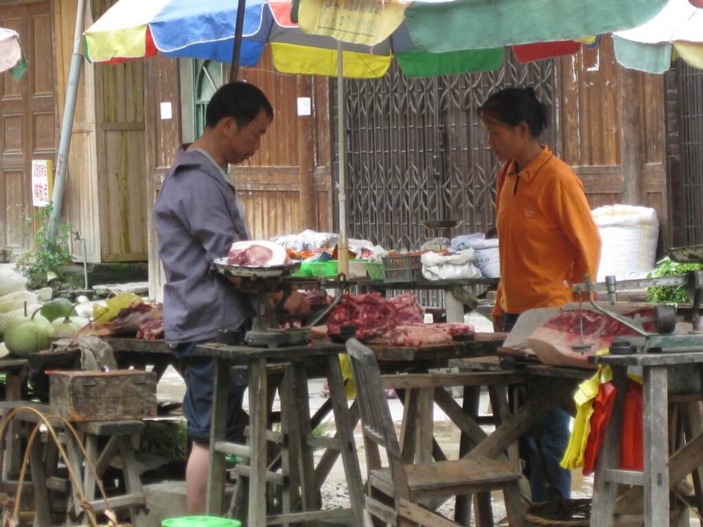 Mercado en el centro del pueblo de carne.