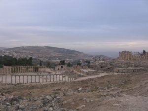 Vista general de la plaza ovalada y el Templo de Artemisa, Jerash, Jordania.