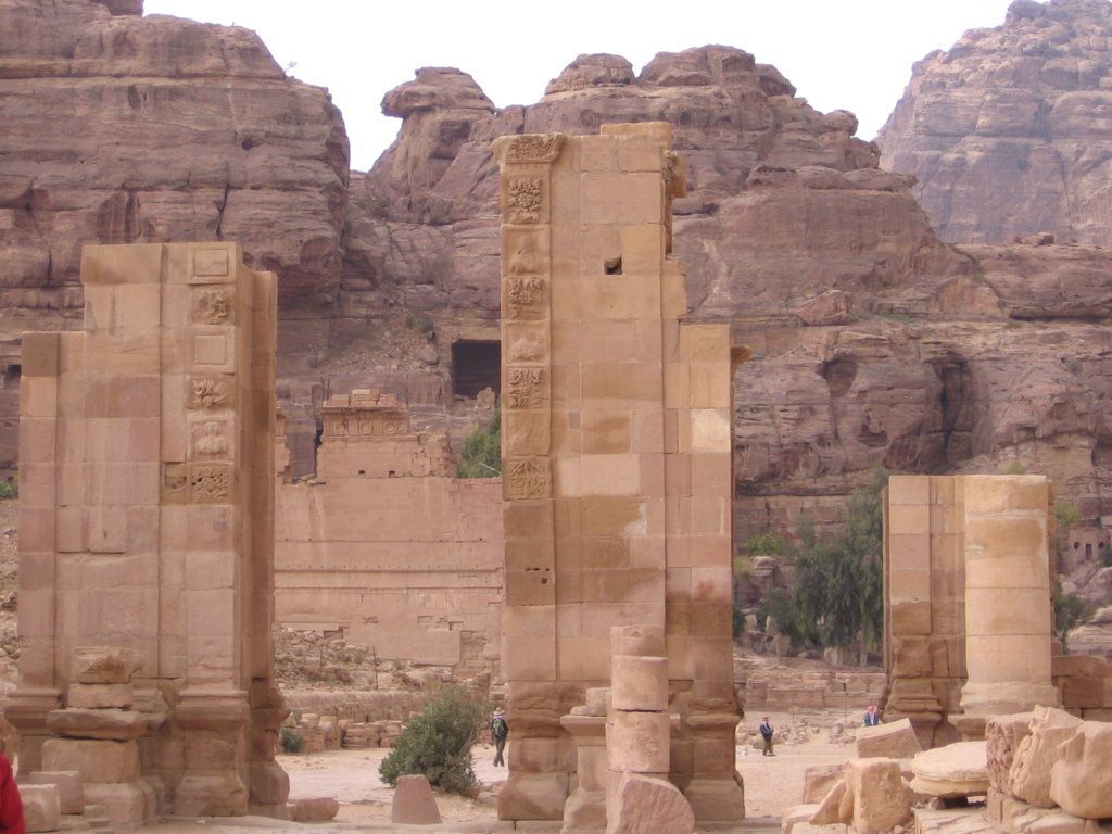 Columnas en el gran templo de Petra