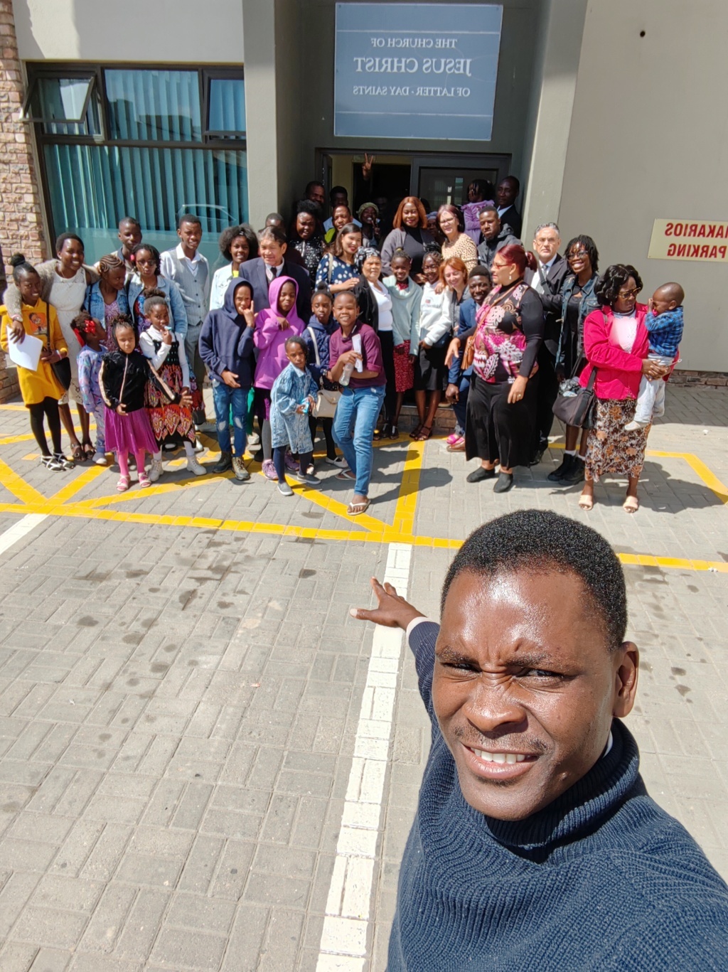 Atendiendo una misa de los Mormones en Swakopmund Viajando sola a Namibia